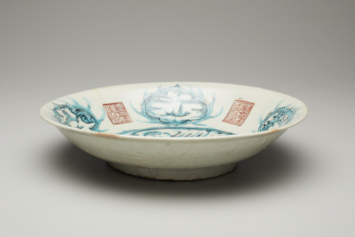 China%2C%20Fujian%20province%2C%20%3Cb%3E%3Ci%3E%20Large%20Plate%20with%20Landscape%20Scenes%20and%20Seal%20Script%20Inscription%2C%20%26%238220%3BJade%20Hall%20Filled%20with%20Nobility%20and%20Wealth%26%238221%3B%3C%2Fi%3E%3C%2Fb%3E%2C%20late%2016th%2F17th%20century%2C%20porcelain%20with%20overglaze%20black%2C%20turquoise%2C%20and%20red%20enamel%20painting%2C%20Gift%20of%20Virginia%20Nelson%2C%20public%20domain%2C%2092.204